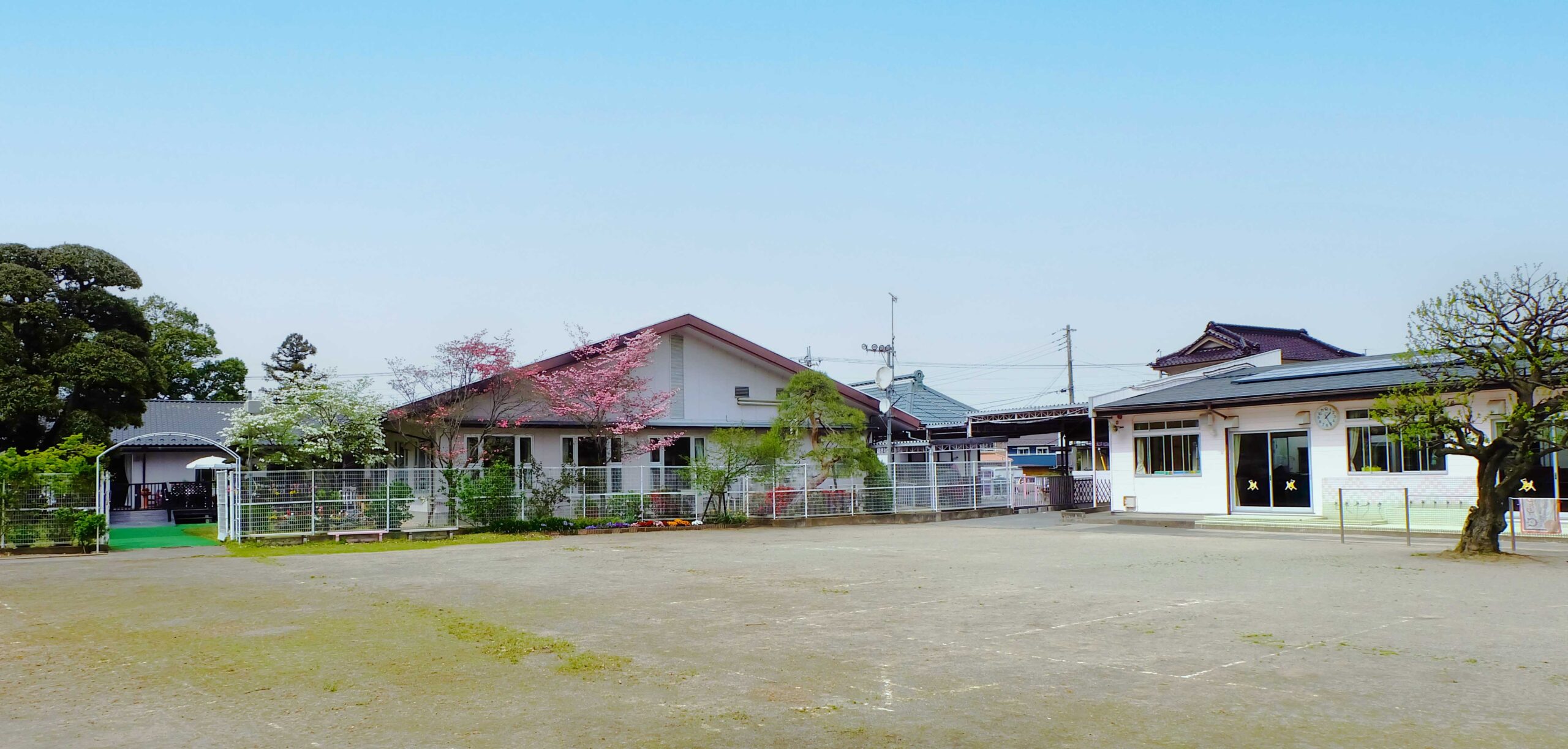 広い園庭を囲む、ローズ・ヴィラ・岩槻バンビ保育園